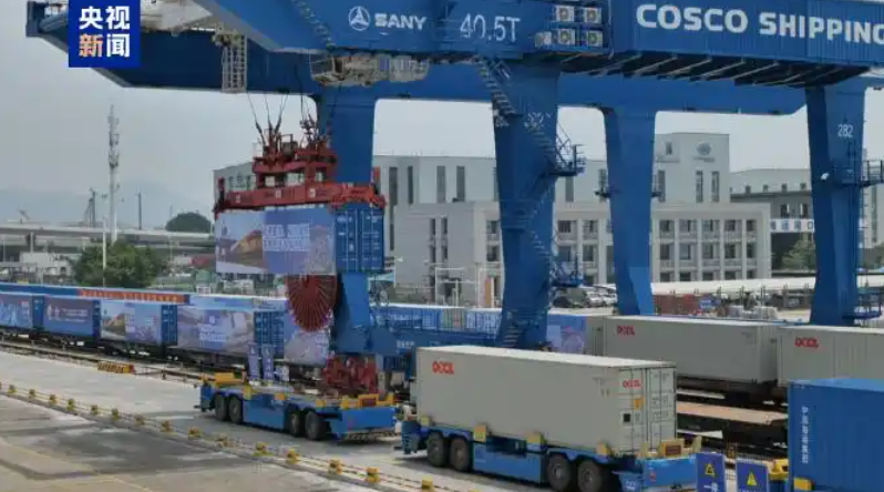 全国首条自动化码头抵港直装海铁联运专用线投运