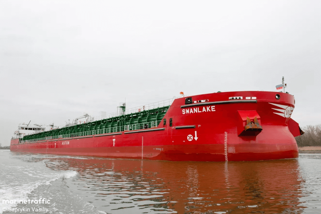 一油轮疑似有毒气体泄露，致船员1死2重伤！