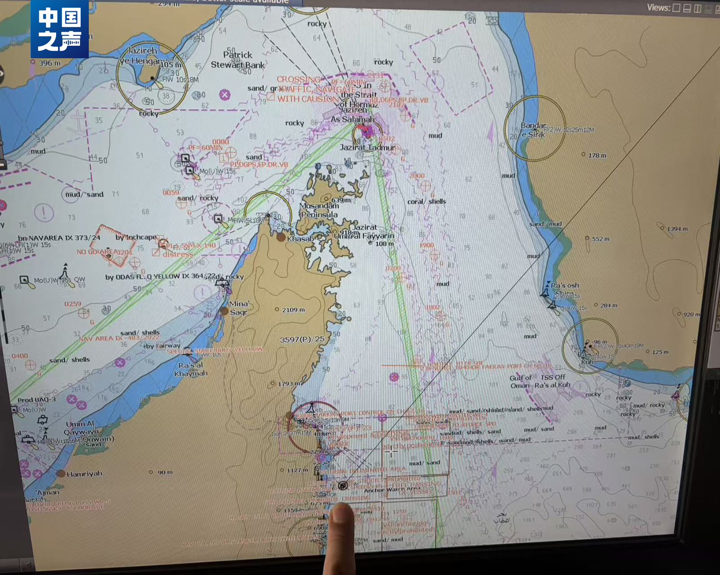 Sailors Stranded in Hormuz Strait, Chinese Sailor Sets Up 